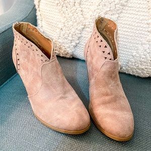 Qupid Nixon Distressed Taupe / Tan Cut Out Ankle High Heel Booties Size 6.5